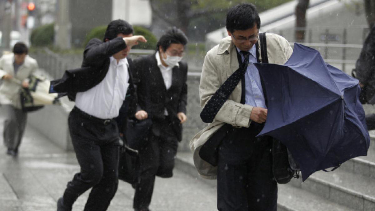 o superfurtuna a paralizat vestul japoniei doua persoane au murit strivite sub daramaturi si alte