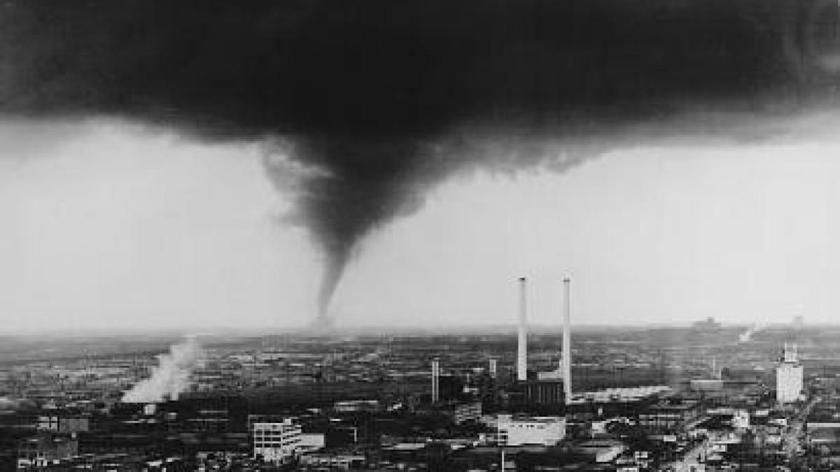 furia naturii i a blestemat pe americani furtunile care au ridicat in aer masini si case au lasat