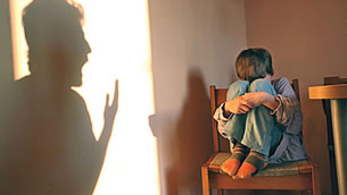 ingenuncheati si umiliti de propriul tata doi copii au ajuns la spital dupa ce au fost legati si