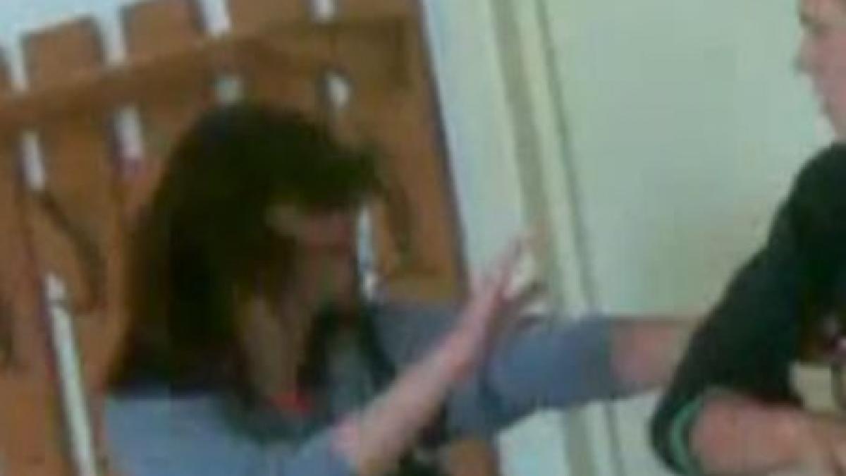 o profesoara a fost luata la bataie de un elev chiar in fata clasei