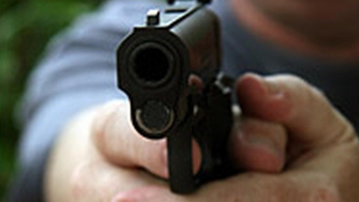 o romanca a fost impuscata de un pensionar italian femeia a ramas fara o mana