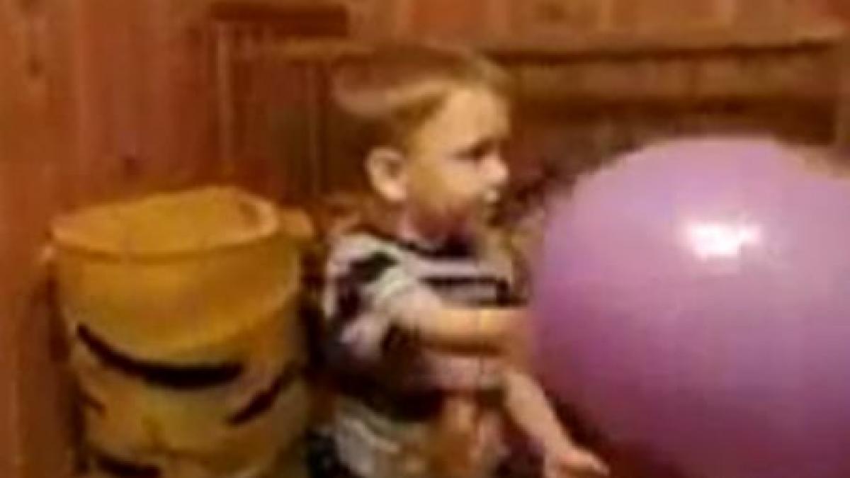 un pusti trece de la distractie la durere cu balonul buclucas