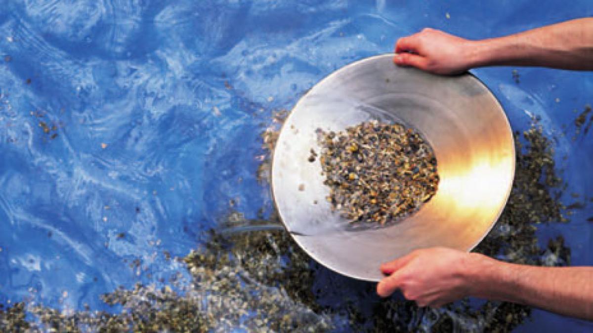 argesenii cuprinsi de febra aurului cauta pe albia raului metalul pretios