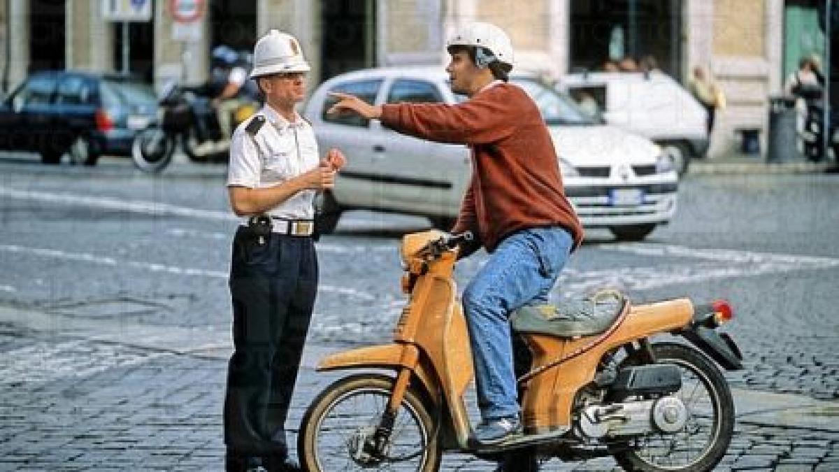 politistul care a amendat un conducator de moped pentru ca nu purta centura de siguranta cercetat
