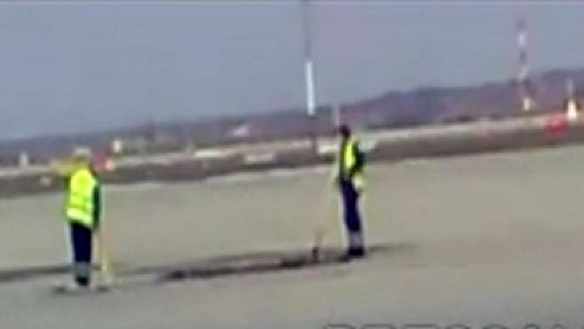 reparatii cu matura si lopata pe pista unui aeroport din romania vezi unde