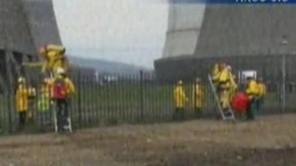 sapte militanti greenpeace au venit din germania pentru a protesta pe un turn de racire din