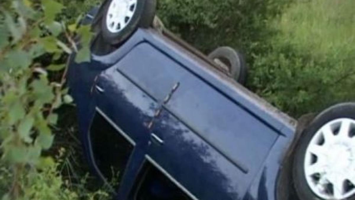 trei tineri au fost la un pas de moarte dupa ce s au rostogolit cu masina peste 60 de metri