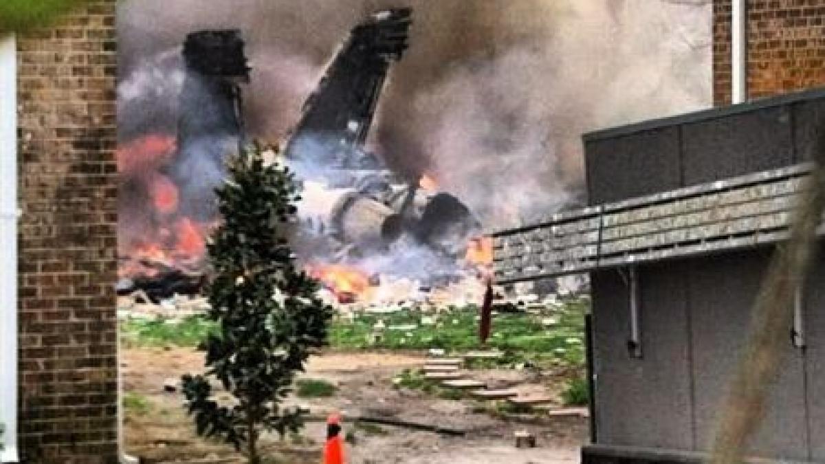 Un avion militar s-a prăbuşit peste un bloc de locuinţe în Virginia. Cel puţin doi răniţi