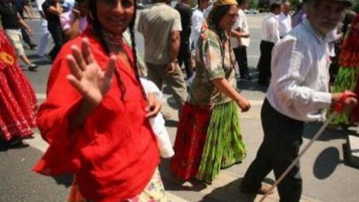 barbie are concurenta serioasa romii din sibiu au creat papusa lulica