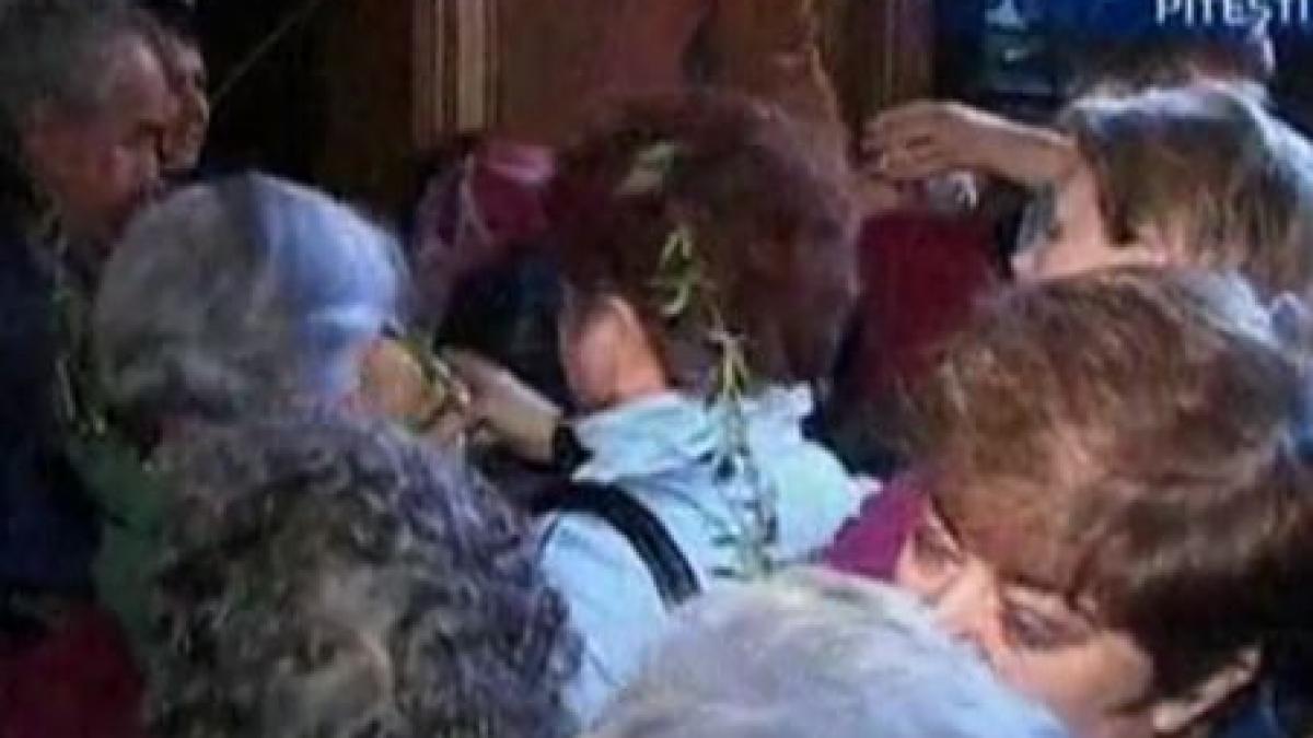 bataie pe crengutele de salcie in biserica maicii domnului din pitesti