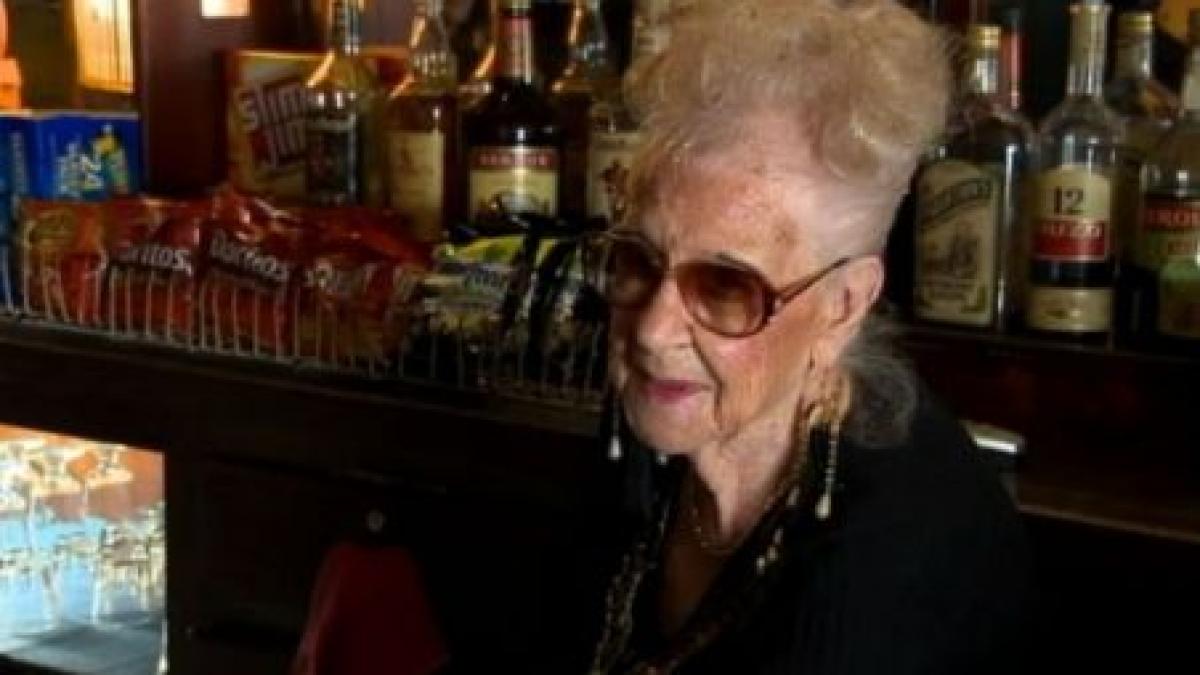 nu ti va veni sa crezi ce meserie are la varsta de 97 de ani