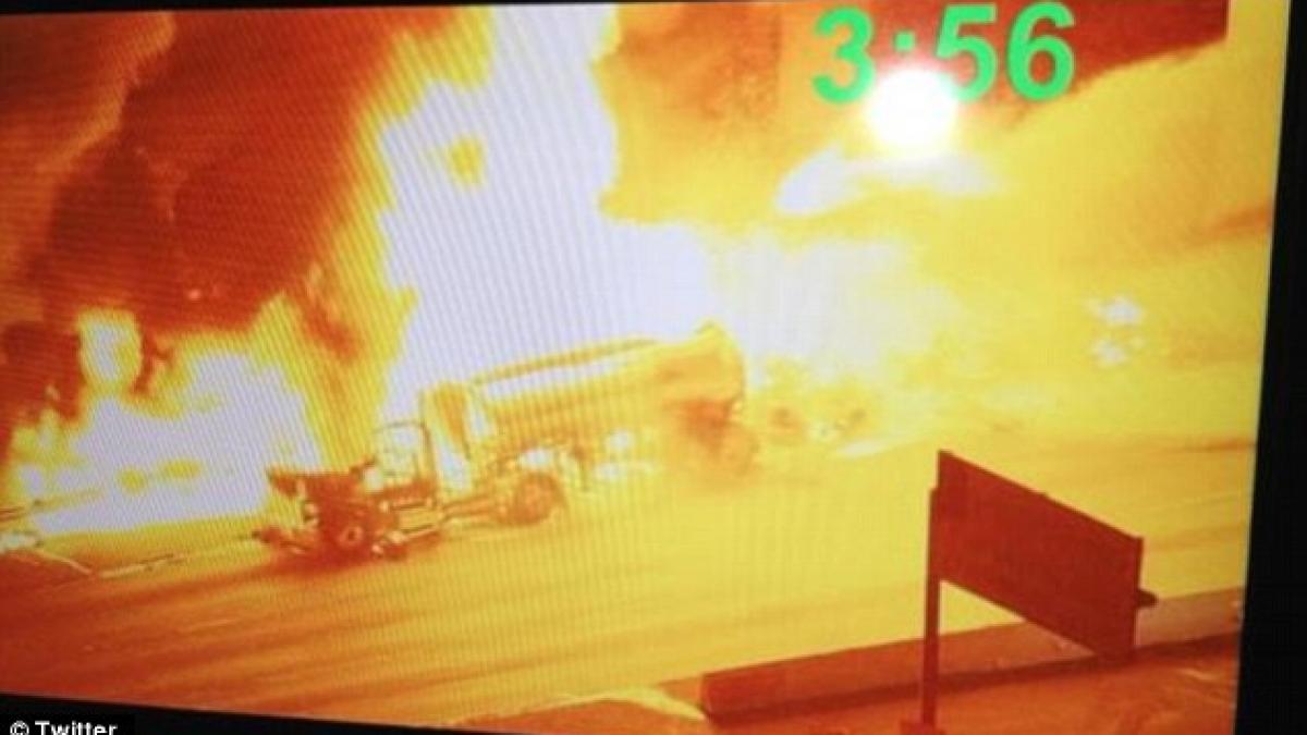 la un pas de dezastru o cisterna incacata cu 34 000 litri de benzina a luat foc