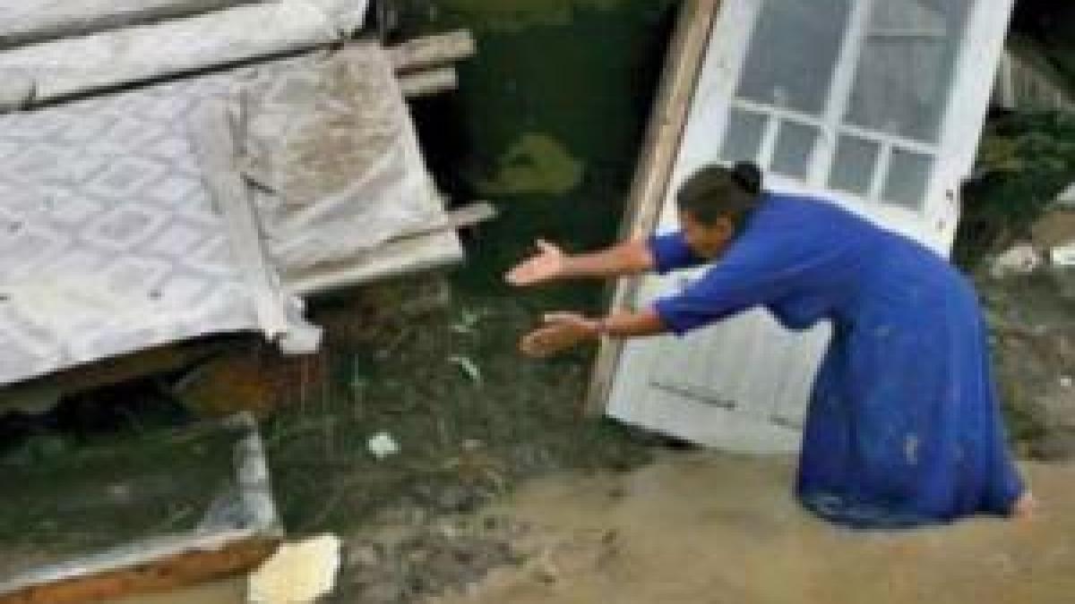 ne asteptam la ce e mai rau apele au transformat in lacuri sute de gospodarii si terenuri agricole