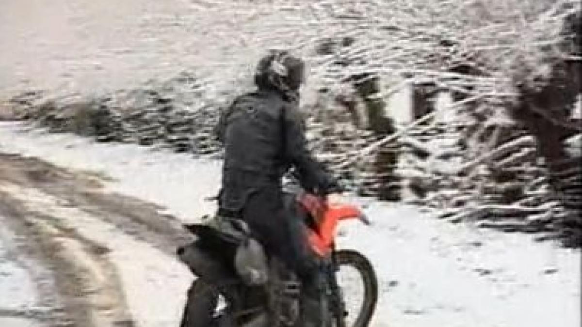 printul harry surprins la plimbare cu motorul pe dealurile din covasna