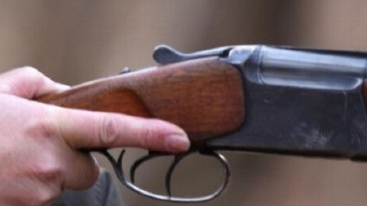 un barbat din bulgaria impuscat din greseala de un vecin care deschisese focul dupa maidanezi