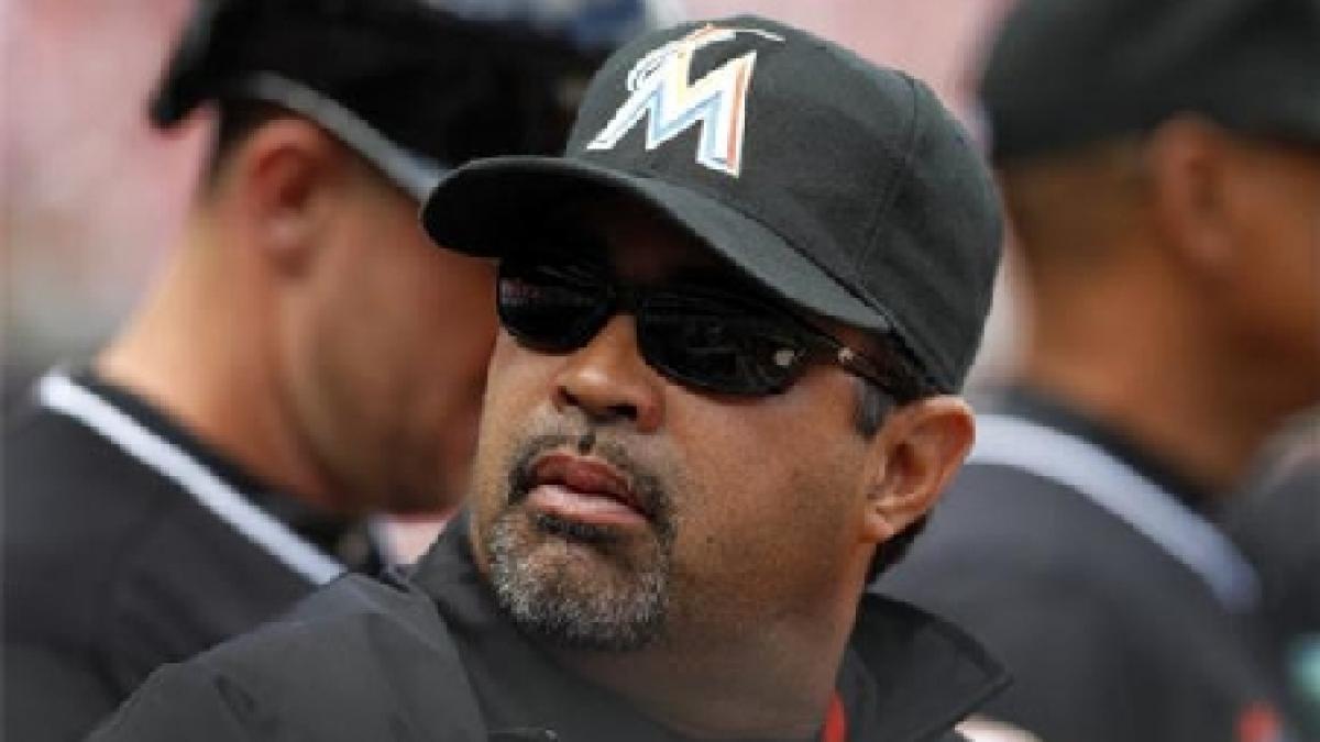 un antrenor de baseball suspendat dupa ce a spus ca iubeste un barbat despre cine este vorba