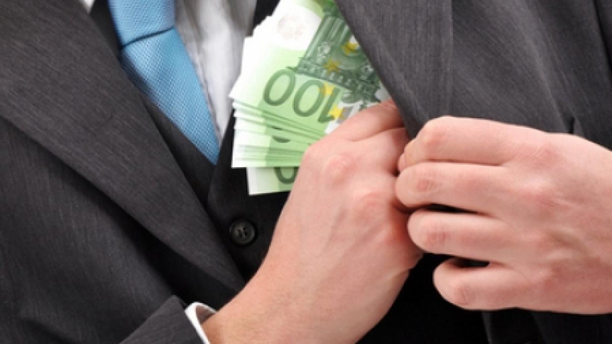 un clujean este cercetat penal pentru bani primiti din greseala