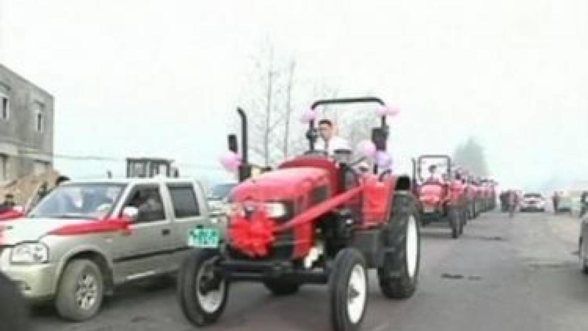 o mireasa din china a avut alai de tractoare