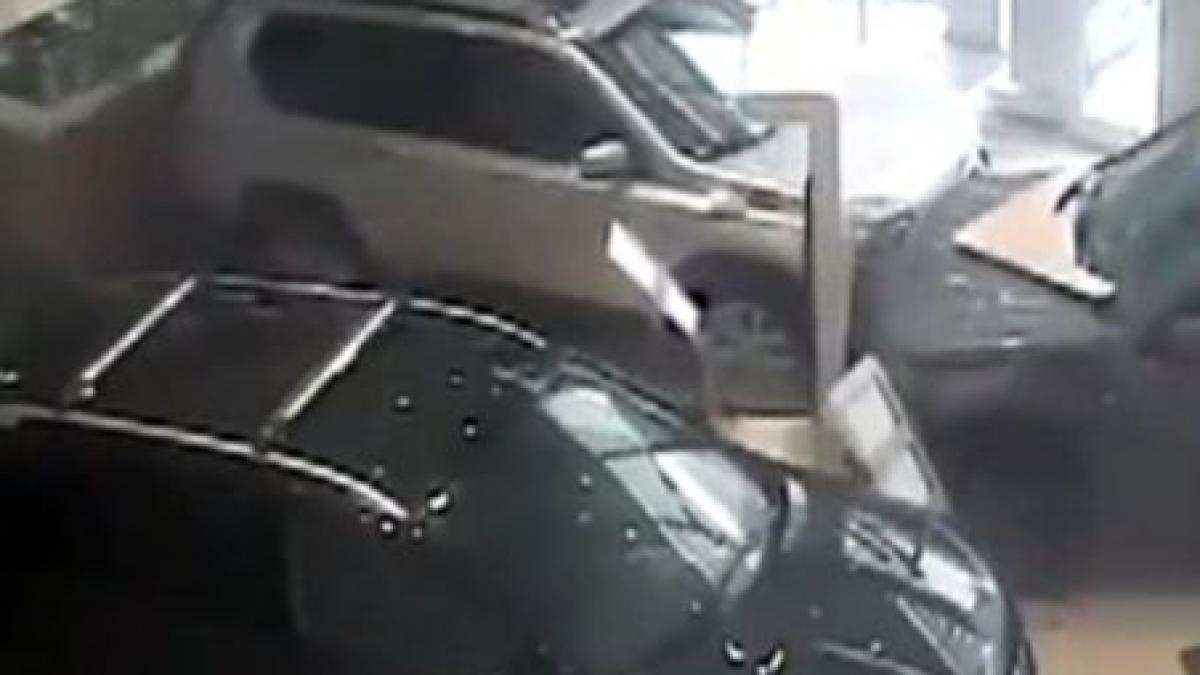 o reprezentanta nissan din rusia distrusa de un client nemultumit