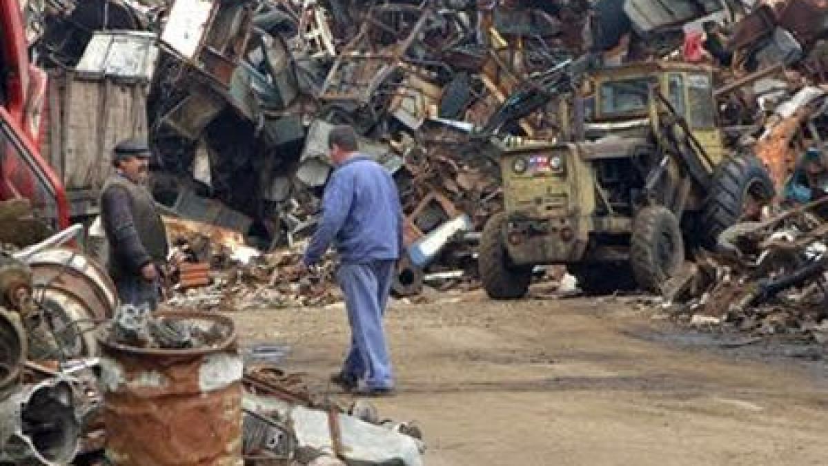 mai multe butoaie incarcate cu armament descoperite intr un centru de colectare a fierului vechi