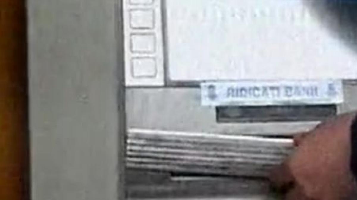 un bancomat din timisoara sub stapanirea hotilor vezi aici cum reusesc sa fure banii