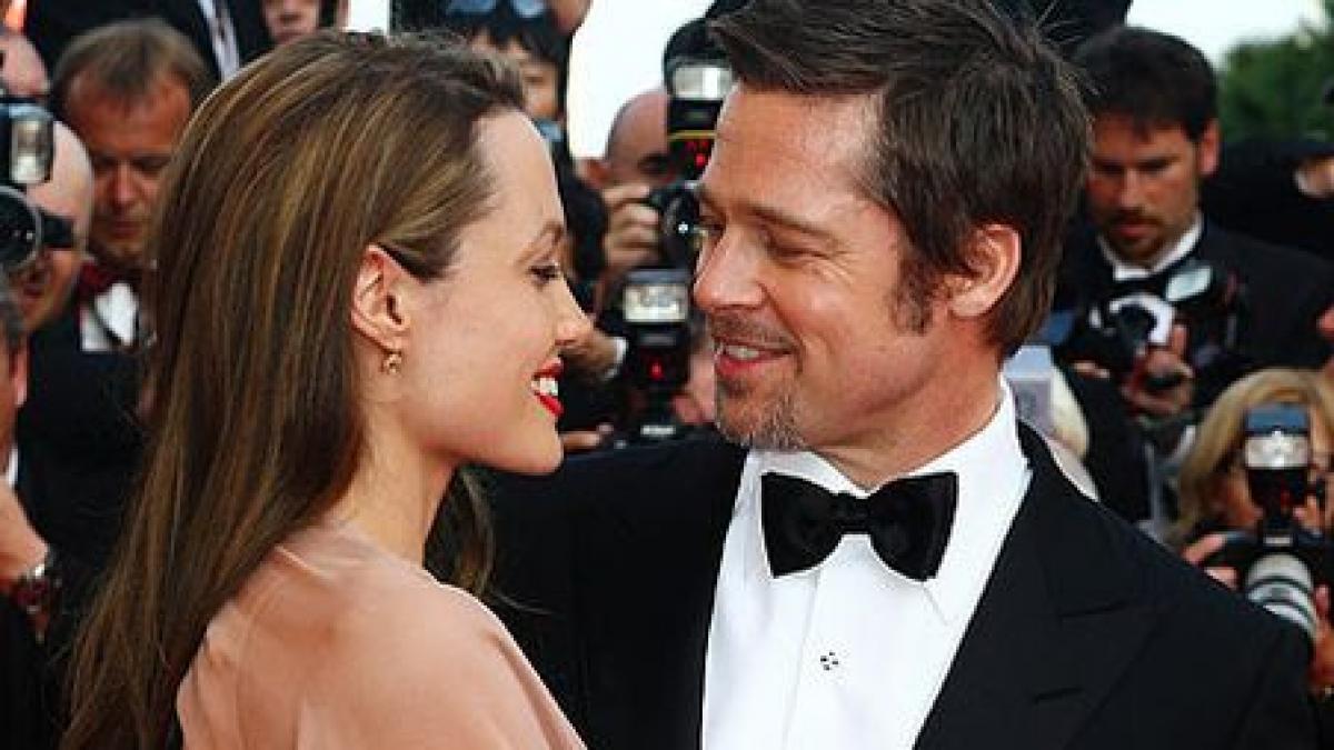 angelina jolie si brad pit s au logodit inelul de pe degetul actritei este dovada