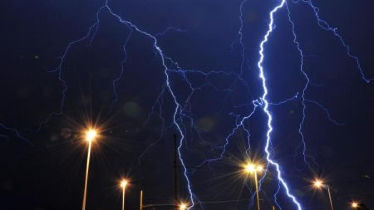 avertizare de fenomene meteo periculoase ploi descarcari electrice si vant puternic vezi prognoza