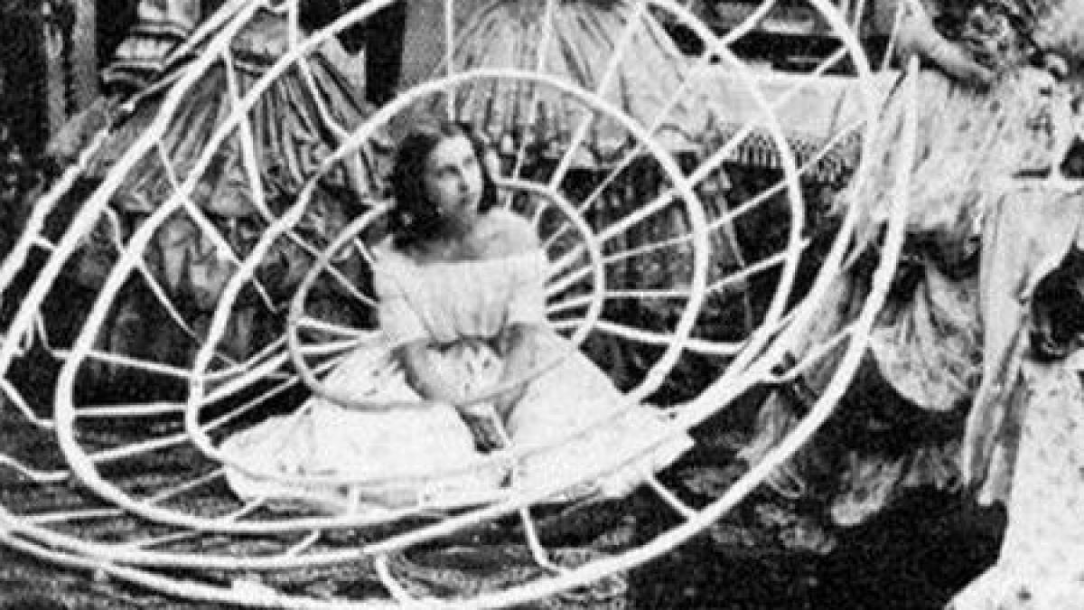 cum se chinuiau femeile de dragul modei aveau nevoie de o prajina ca sa se imbrace