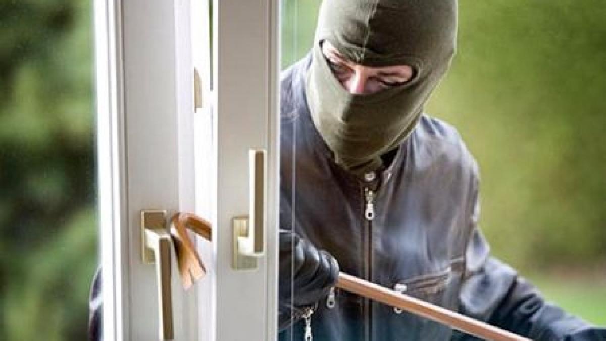 doi hoti din constanta dau lovitura dupa lovitura au spart un magazin de haine si o farmacie in