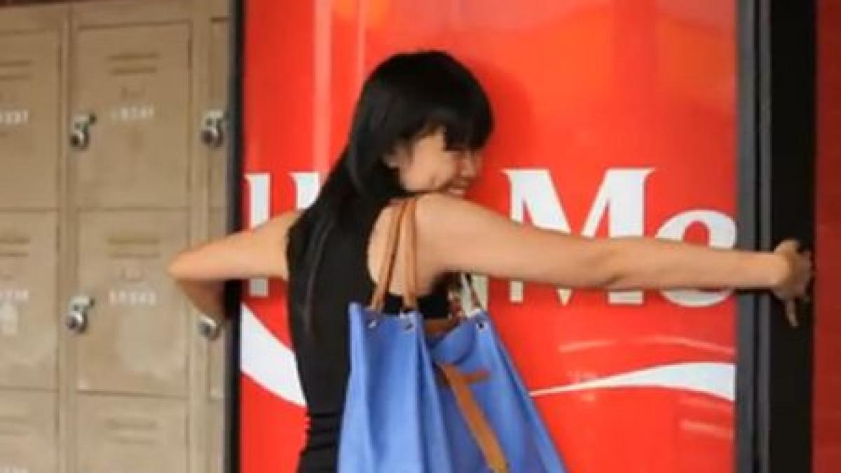 inedit automat care ofera bauturi racoritoare contra imbratisarilor