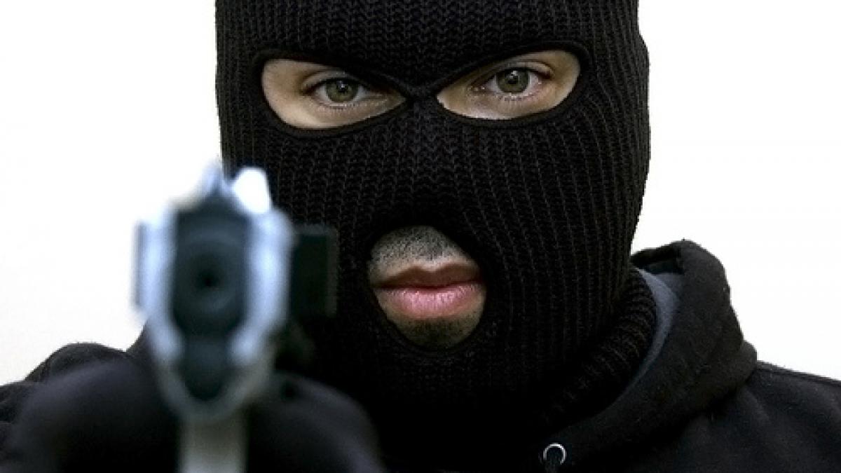 jaf armat pe un bulevard aglomerat din resita autorul este in libertate