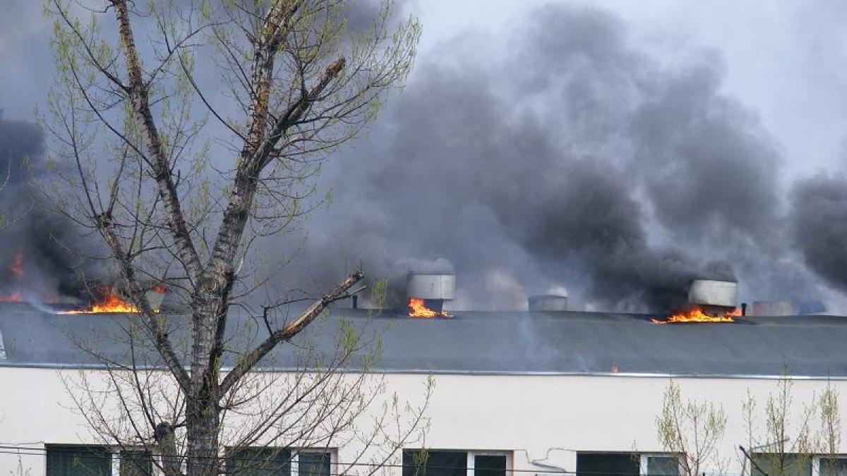 imagini de la incediul de proportii care a distrus complexul comercial siraj din iasi