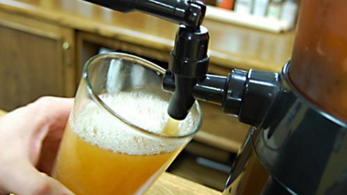 inventie geniala pentru umplerea paharelor de bere