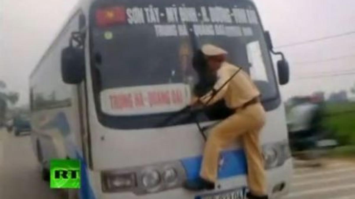 un politist calatoreste pe capota autobuzului fara bilet