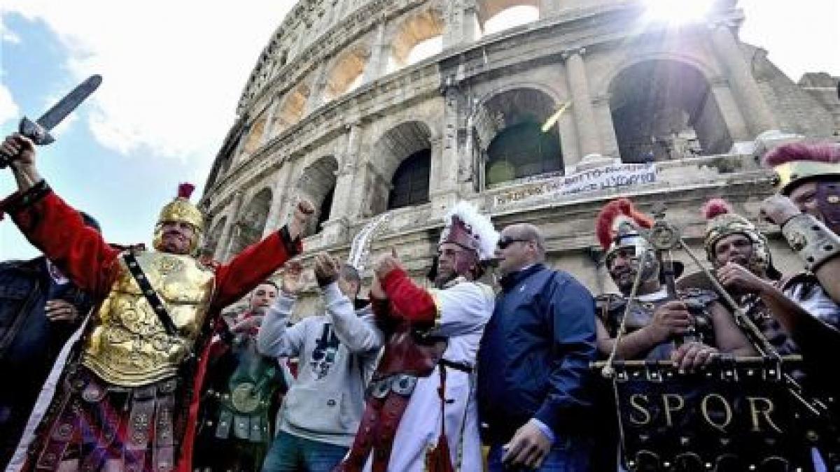 roma autoritatile interzic gladiatorilor sa mai distreze turistii in fata colosseumului