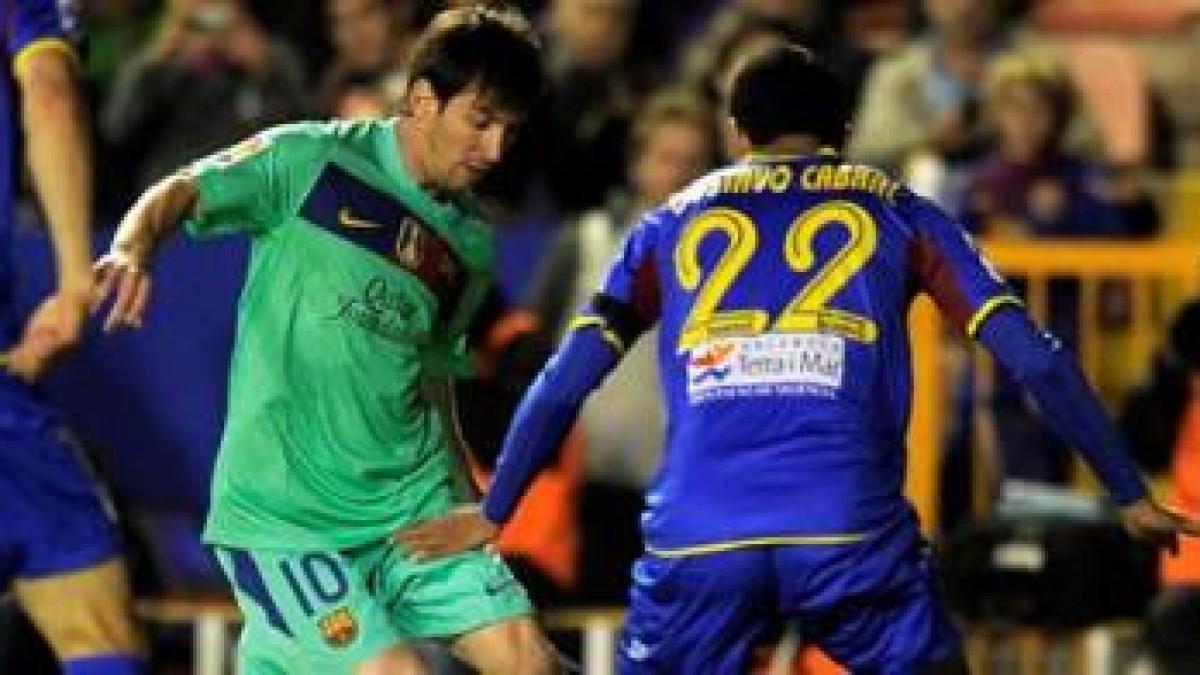 un penalty suspect ii aduce barcelonei victoria cu levante