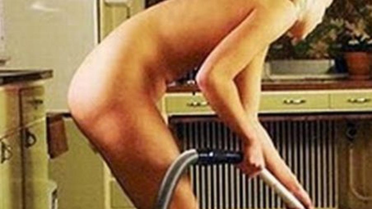 angajatele unei firme de curatenie lucreaza dezbracate in fata clientilor