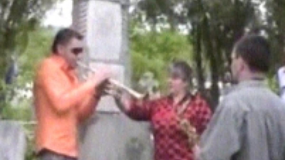 de paste satenii dintr o localitate din mehedinti petrec cu lautarii in cimitir