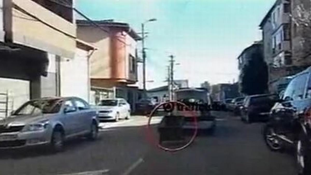 masina de politie din constanta filmata in timp ce tracta un carucior prin oras