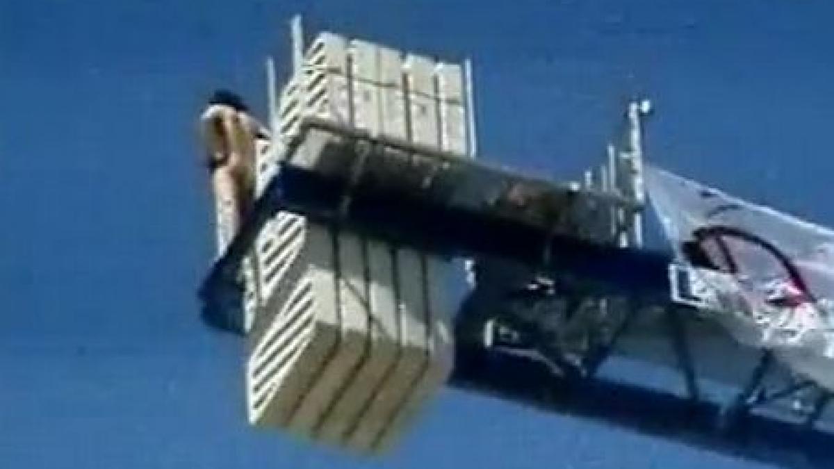 protest in pielea goala pe o macara langa teatrul national din bucuresti