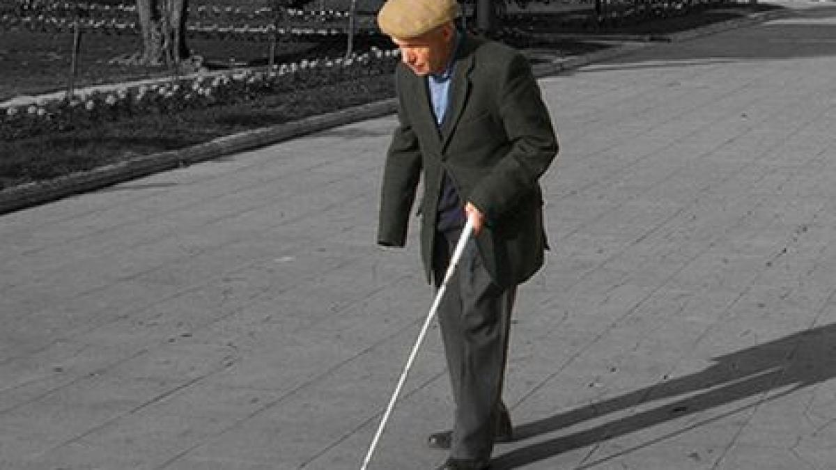 ca la noi la nimeni un barbat orb a fost amendat pentru ca a trecut strada prin loc nepermis