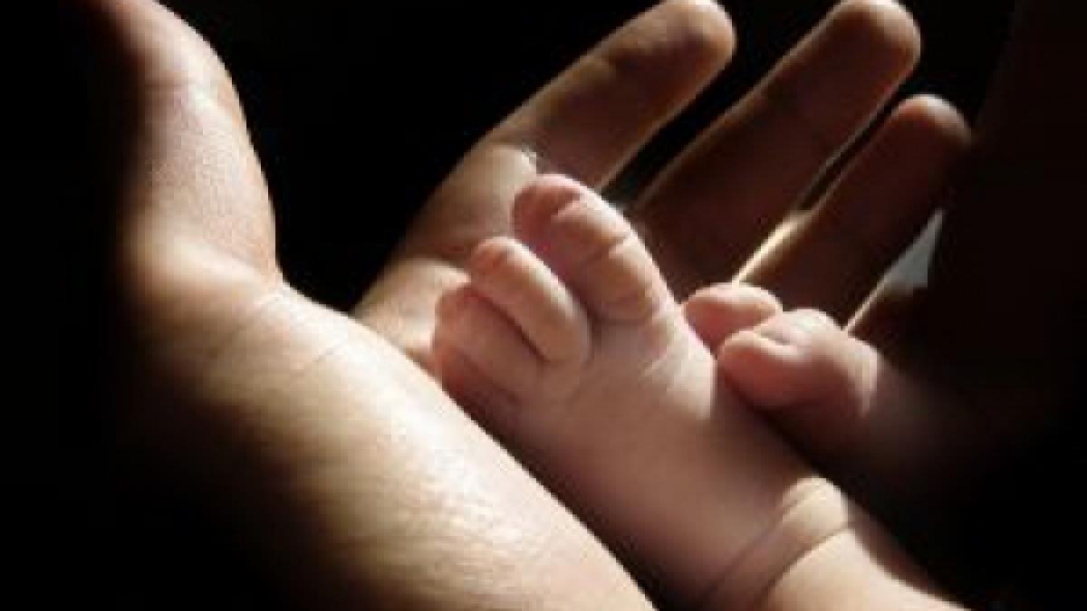 vaslui bebelus batut crunt si apoi abandonat in spital de catre mama