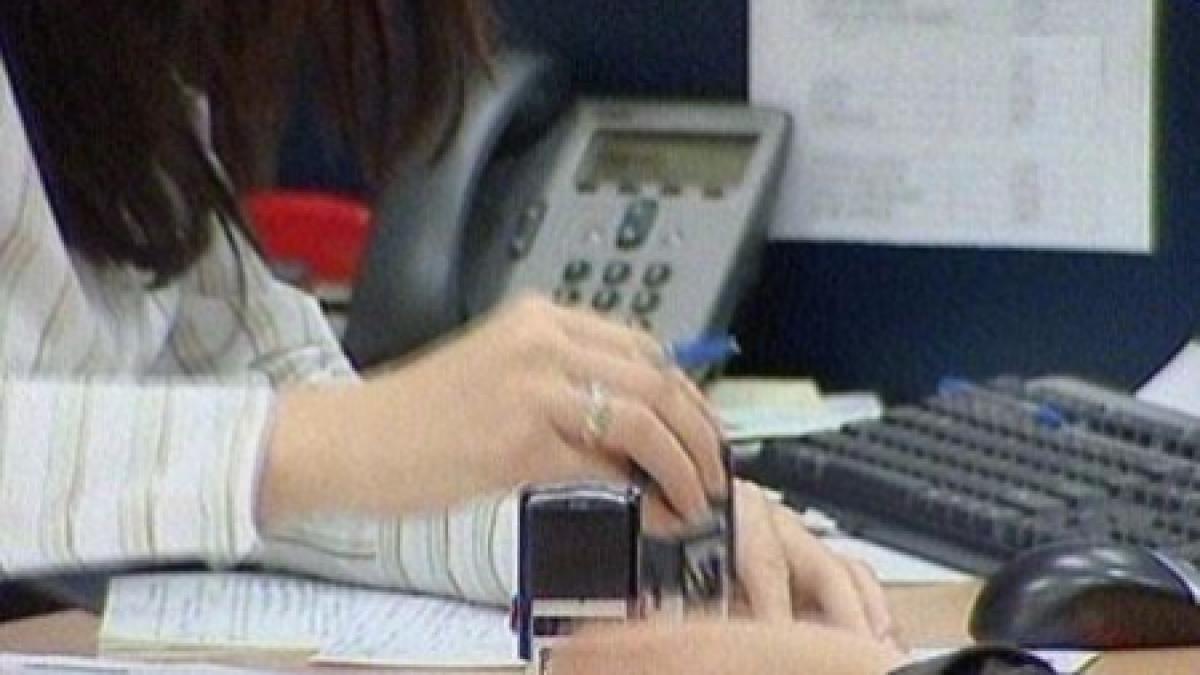 angajata unei banci retinuta pentru delapidarea a peste 500 000 lei si 15 000 de euro din conturile