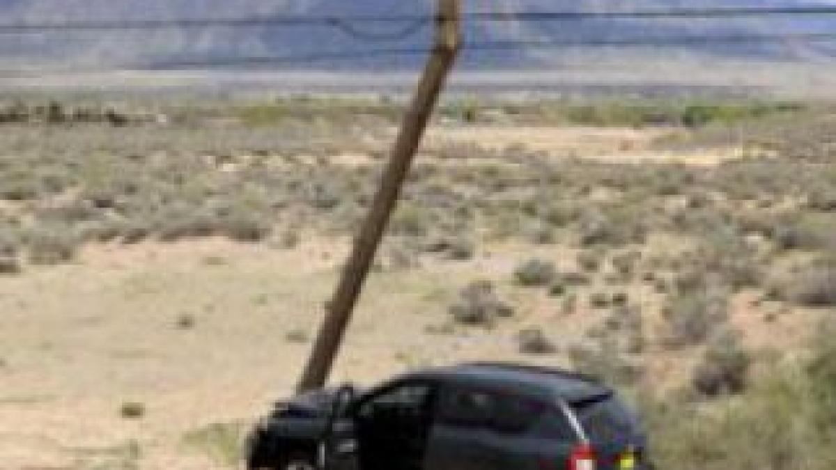 mai penibil nu se poate o femeie a reusit sa intre cu masina intr un stalp din mijlocul desertului