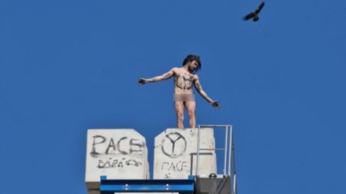 studentul care a protestat gol pe o macara din bucuresti si paznicul santierului amendati de politie