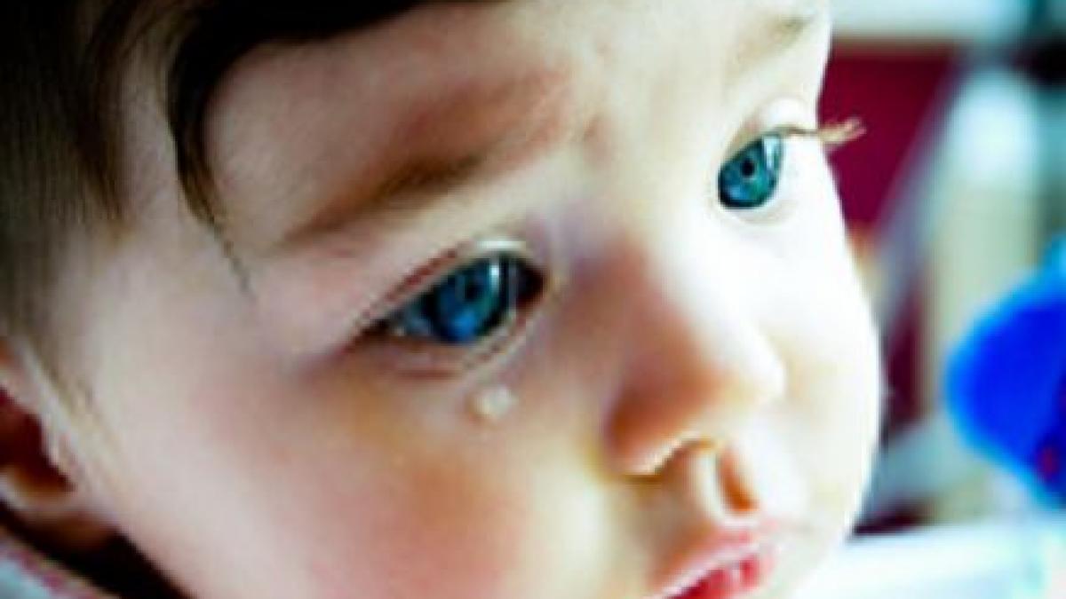 la un pas de tragedie un copil de 4 ani a cazut de la etaj