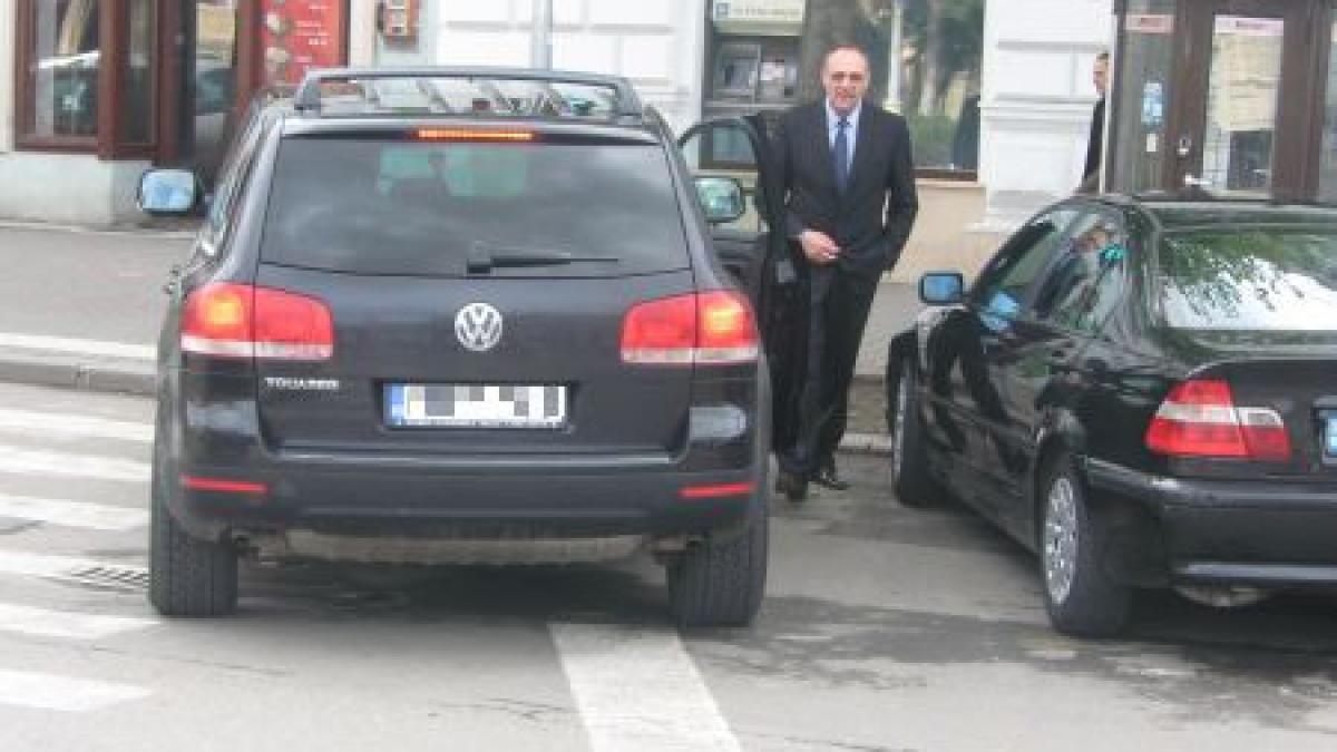 politicienii sunt mai presus de lege masina in care circula ioan oltean parcata intr un mod