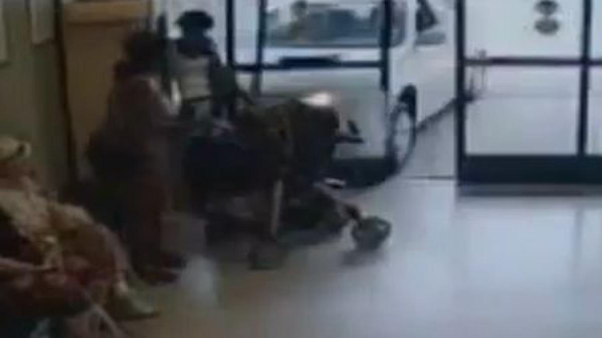 zece persoane din statele unite au fost ranite dupa ce o pensionara a intrat cu masina intr un