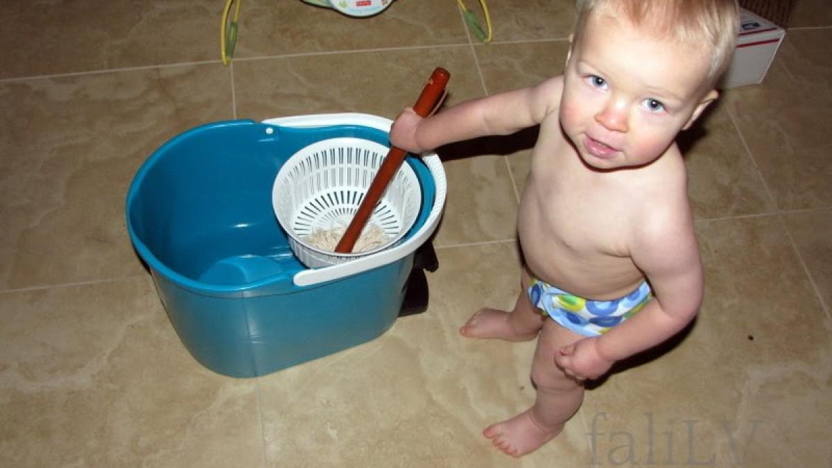 amuzant curatenie facuta ca la carte de un copil