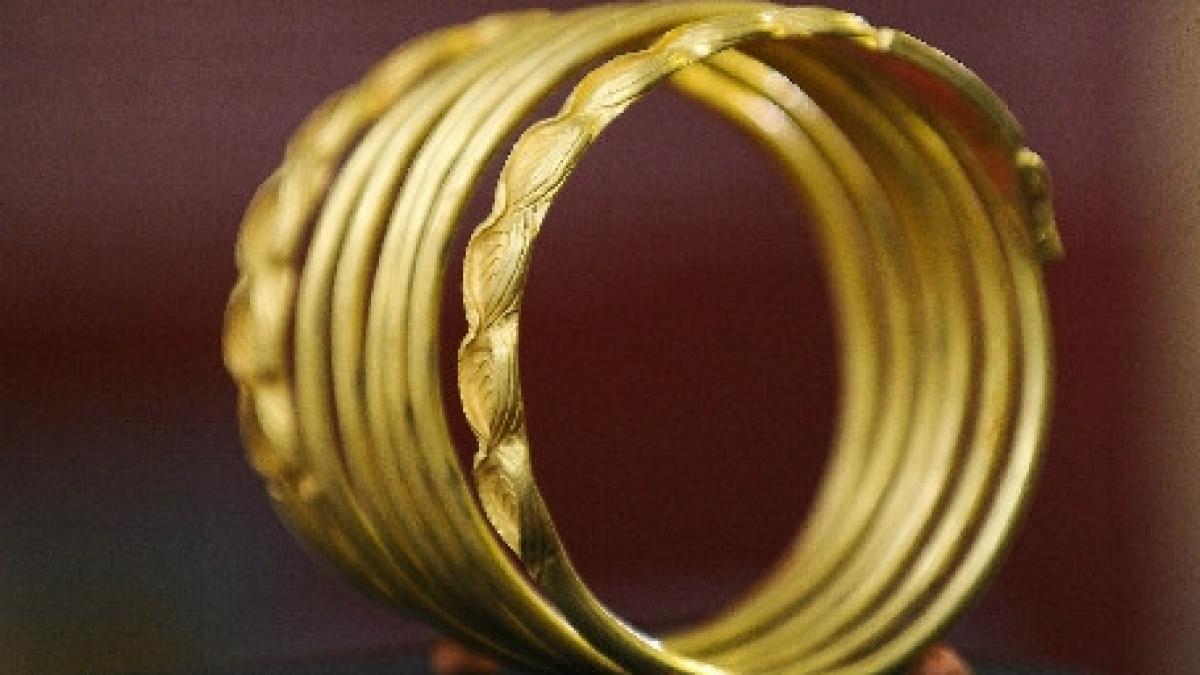 peste 200 de obiecte de bronz si fier descoperite pe traseul autostrazii orastie sibiu